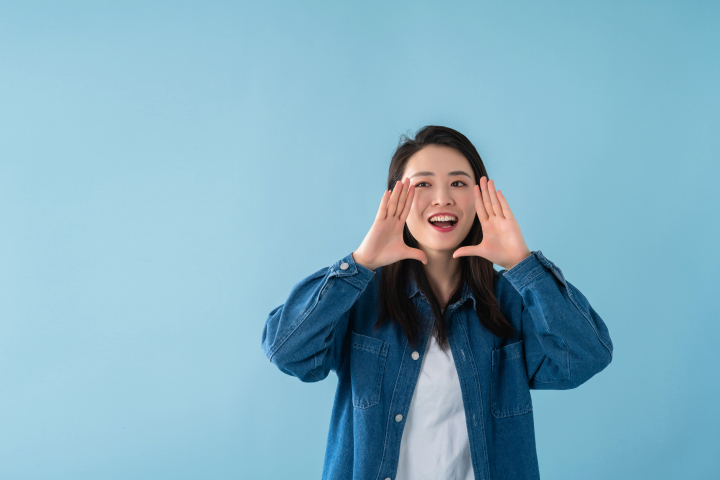 用手扩音的女生高清图版权图片下载