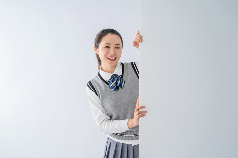 趴在抢后面的女生高清图