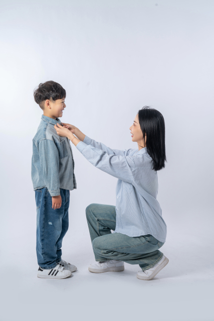 妈妈为儿子整理衣领高清图