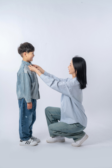 妈妈为儿子整理衣领高清图