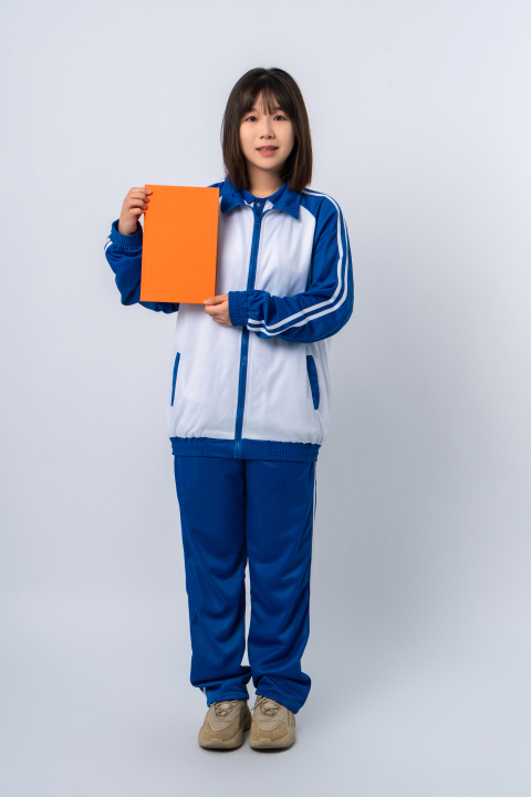 左边举着本子的女学生实拍图版权图片下载