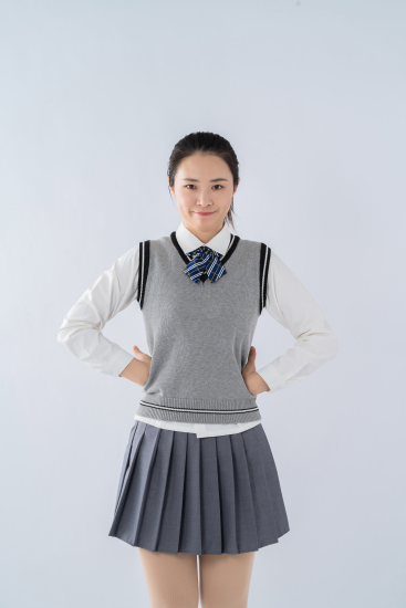 双手叉腰的制服女生高清图