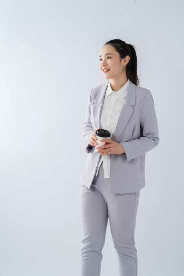 自信从容的专业女性实拍图