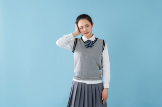 一只手托着头的女生高清图