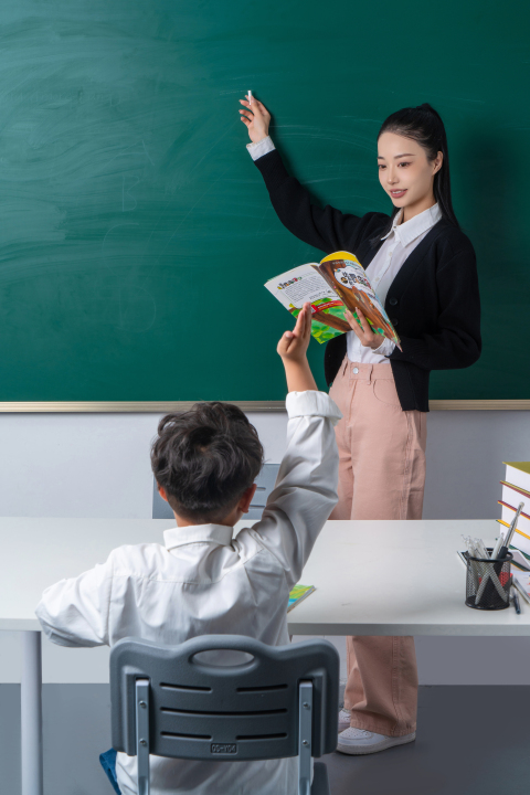 积极回答问题的学生高清图版权图片下载