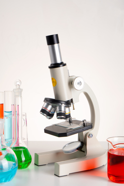 正在做实验的显微镜实拍图