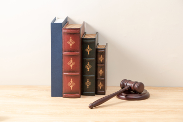 法律知识书籍和法官的木锤高清图