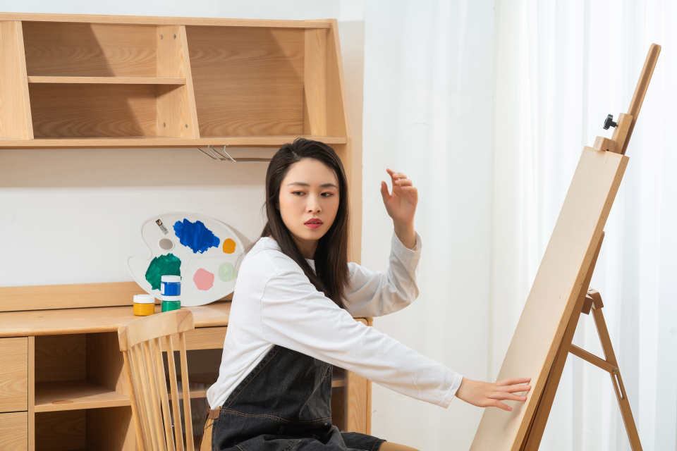 可爱的画画女孩高清图