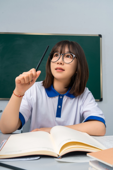 和别人讨论问题的女孩高清图版权图片下载