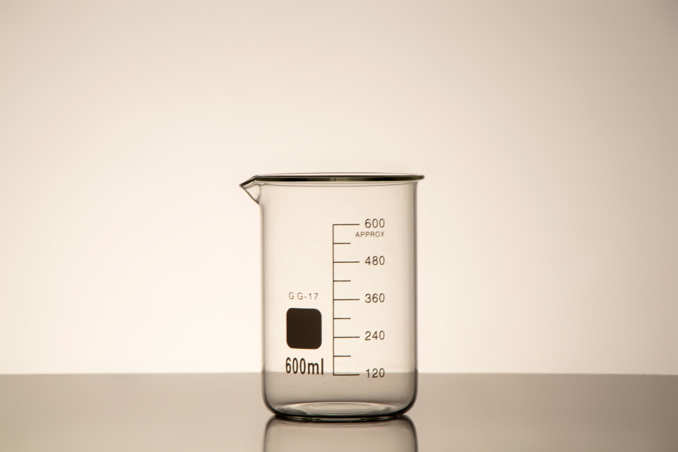 教学用具玻璃烧杯近景摄影图