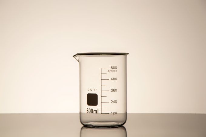 教学用具玻璃烧杯近景摄影图