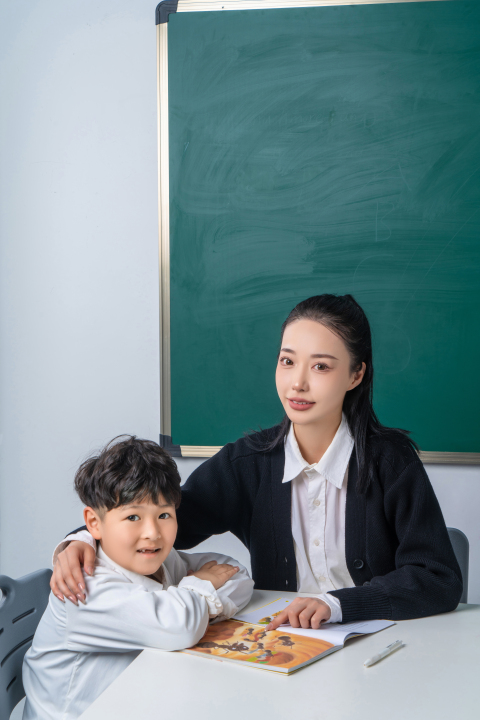 可爱的小男生和老师高清图版权图片下载