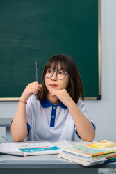 课堂上走神的女同学高清图