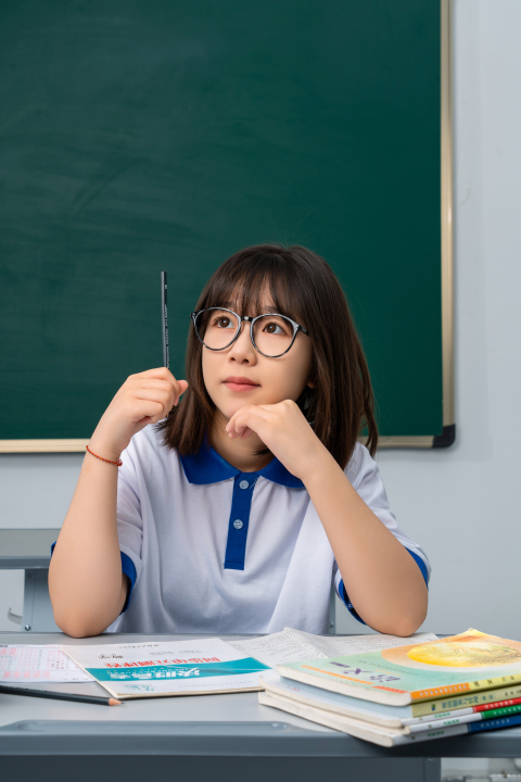 课堂上走神的女同学高清图版权图片下载