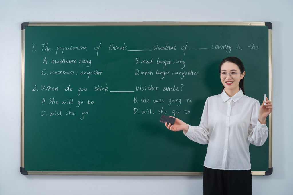 亲切导师女教师上课实拍图版权图片下载