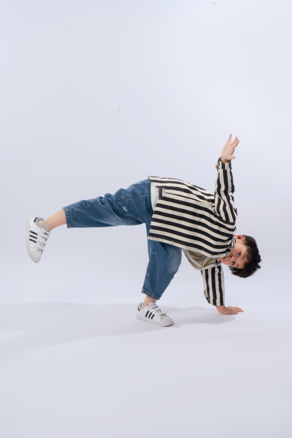 练习街舞动作的小男生高清图