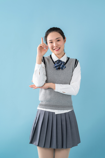 蓝色背景前的女老师高清图