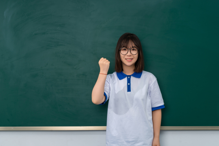 站在黑板前面起誓的女生高清图版权图片下载