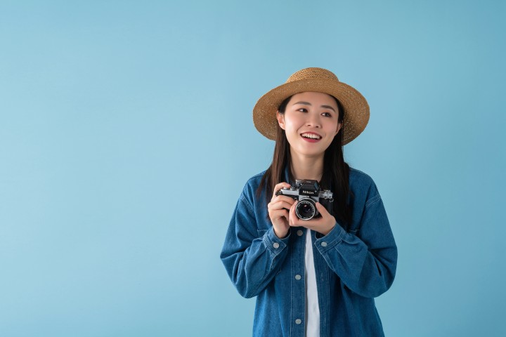 在蓝色背景下的带帽女生高清图版权图片下载