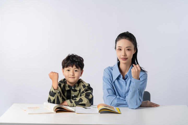 加油鼓劲的母子两个高清图版权图片下载