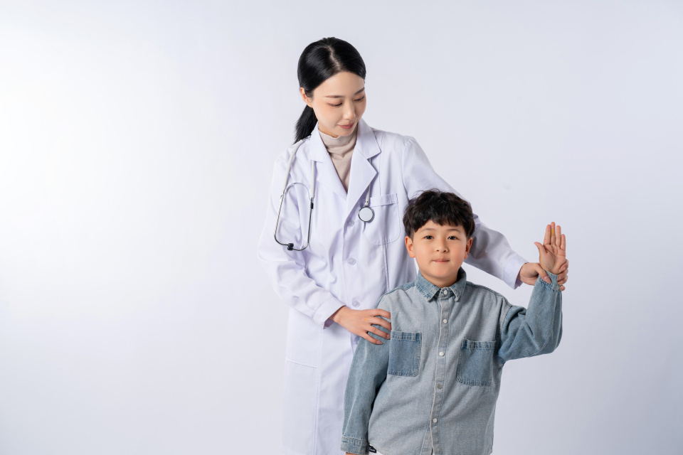 温柔的女医生看病实拍图