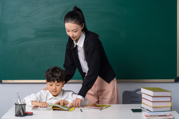 老师和学生一块学习高清图版权图片下载