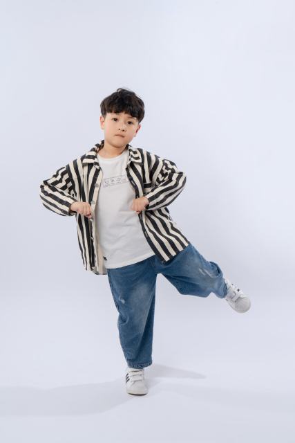 活泼可爱的小男孩高清图