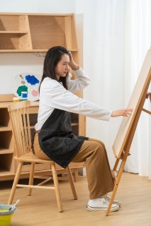 美术教室画画中的女孩图