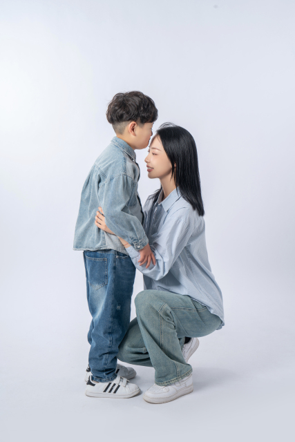 儿子亲吻妈妈额头实拍图