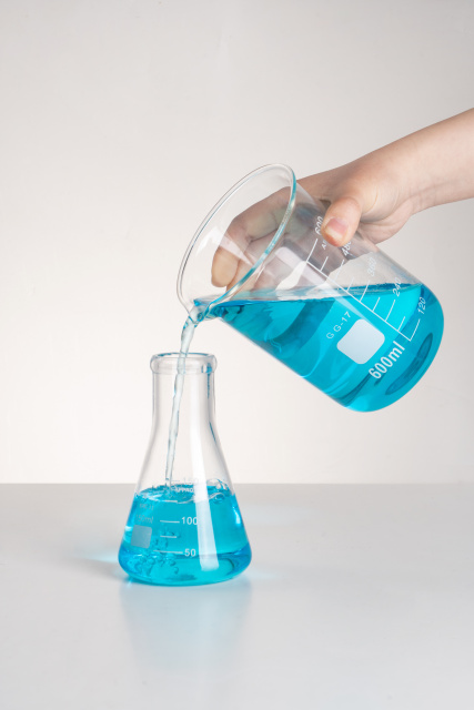 高二化学老师正在做实验高清图