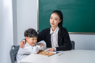 老师陪伴学生学习高清图