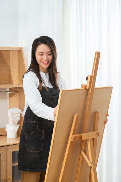 站着画画的美女老师图