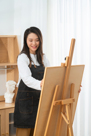 站着画画的美女老师图