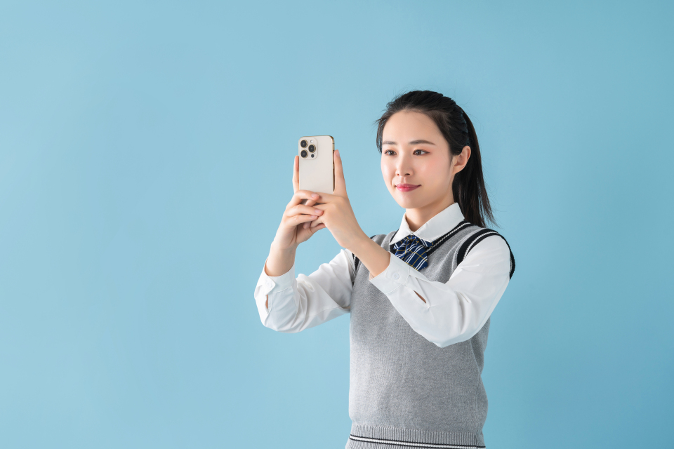 举着手机拍照的女老师高清图