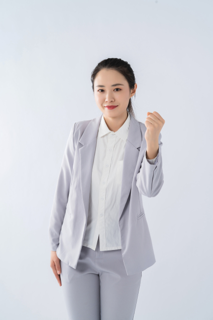 穿正装的女性实拍图