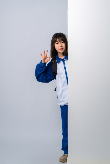 侧身出来的学生高清图