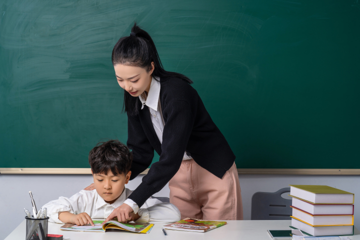 课后老师给学生辅导功课实拍图版权图片下载