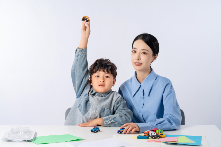 温柔的女老师教导孩子图版权图片下载