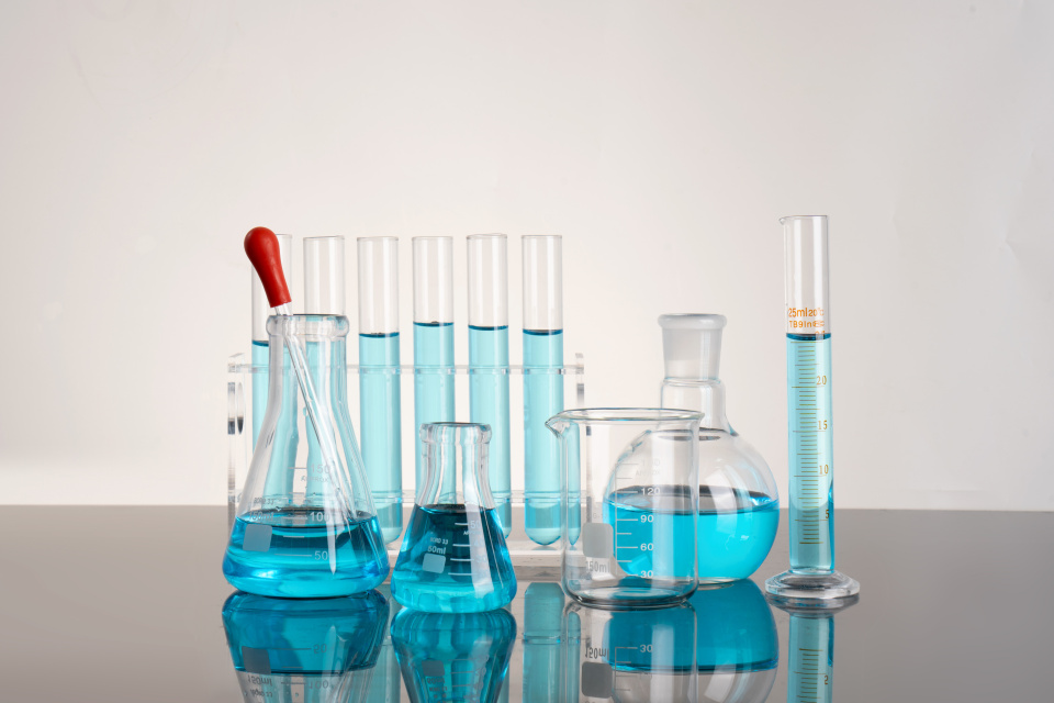 透明实验器材盛满蓝色液体高清图