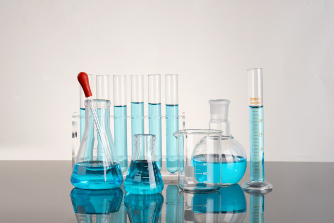 透明实验器材盛满蓝色液体高清图