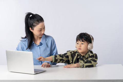 母亲辅导孩子学业高清图