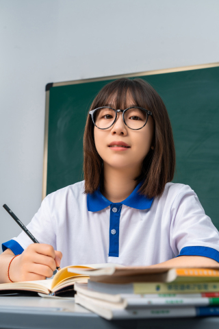 盯着镜头的女同学高清图