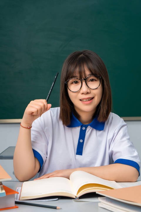 拿着笔笑嘻嘻的女同学高清图版权图片下载