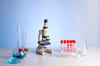 浅蓝色背景实验显微镜高清图