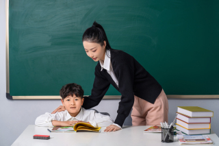 师生一块学习场景实拍图