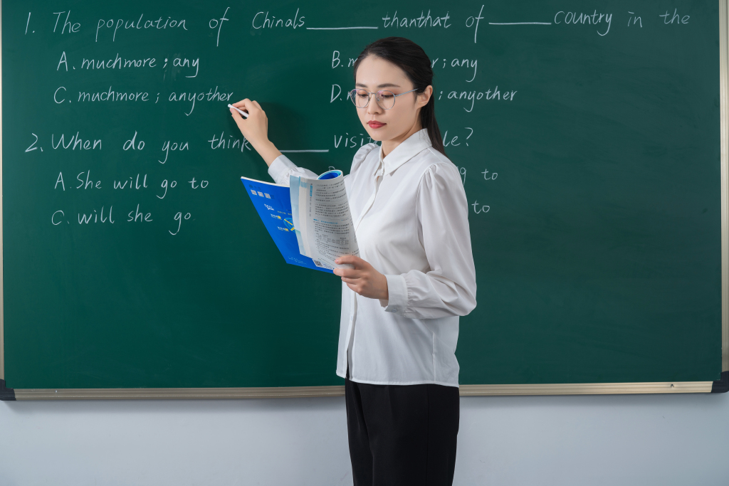 看教案的老师实拍图版权图片下载