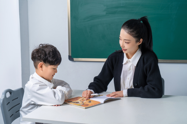 老师给学生讲题高清图版权图片下载