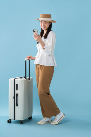 度假放松女性旅游图