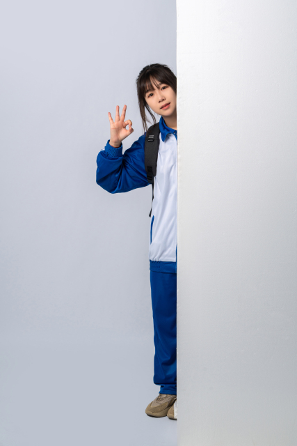 侧身出来的高中生高清图