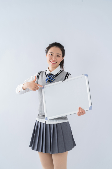 站立拍照的女生高清图